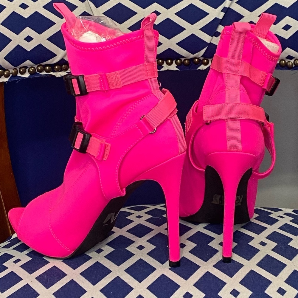 Neon pink pointy peep toe ankle bootie - Picture 4 of 7